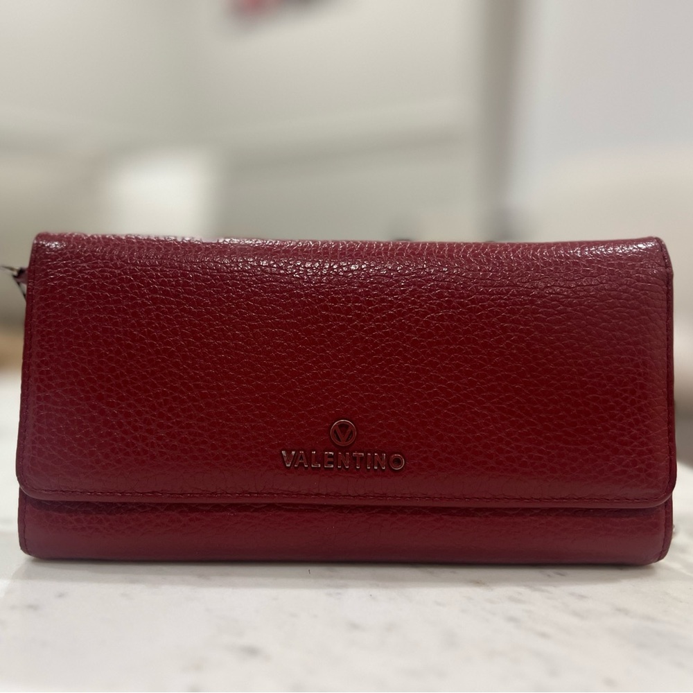 Valentino by Mario Valentino
Juniper Dollardo Leather Continental Chain Wallet
